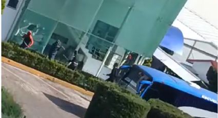 Videos muestran a presuntos normalistas causan destrozos en oficinas en Toluca