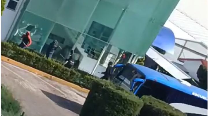 Videos muestran a presuntos normalistas causan destrozos en oficinas en Toluca