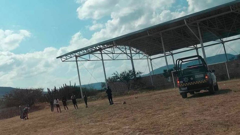 El joven recibió el fuerte impacto de un balón en la cabeza.
