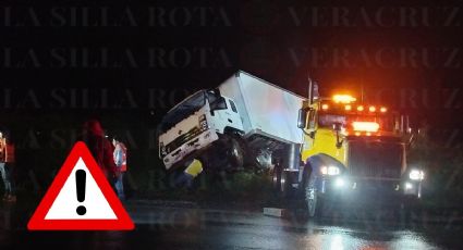 Cae unidad de carga sobre barranco en autopista Orizaba - Puebla; esto sabemos