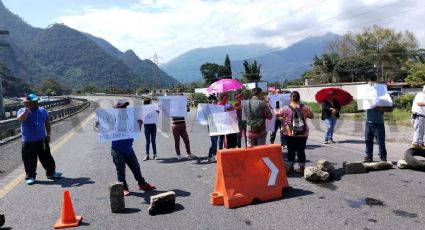 Cierran autopista Orizaba - Puebla; denuncian falta de Obra en Huiloapan