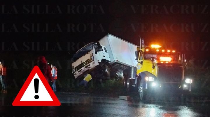 Cae unidad de carga sobre barranco en autopista Orizaba - Puebla; esto sabemos