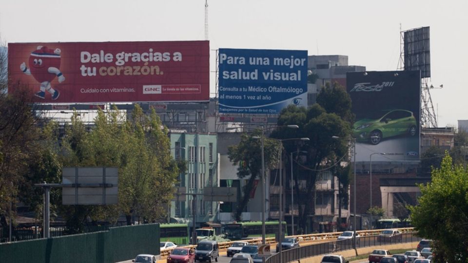 La publicidad de los llamados espectaculares es un negocio que arroja una derrama de aproximadamente 5 mil millones de pesos al año.