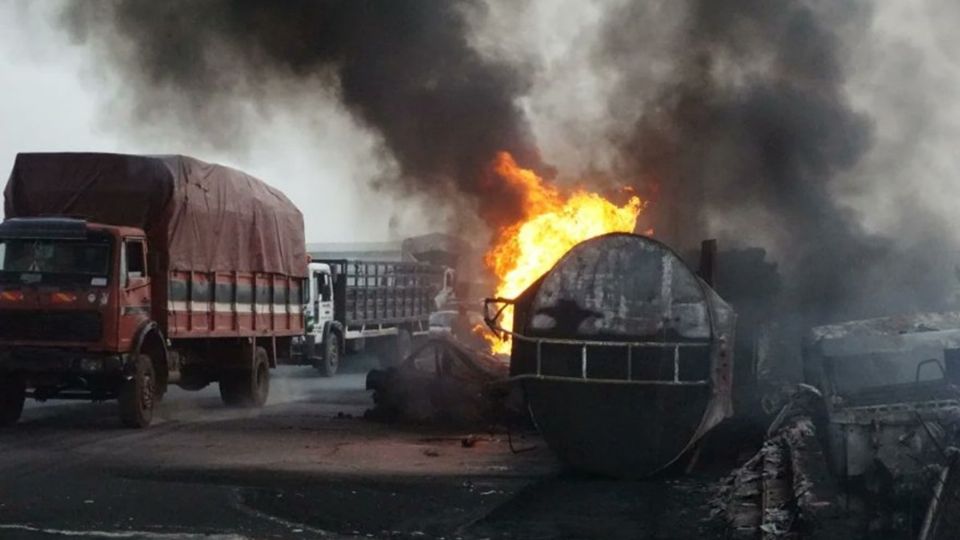 Tras la explosión de la pipa, la gente se acercó al camión para para recoger el combustible derramado.