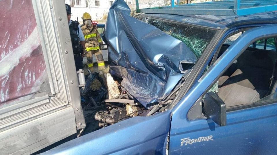 Bomberos rescataron al conductor de una camioneta que chocó contra otro vehículo en el Eje Metropolitano.