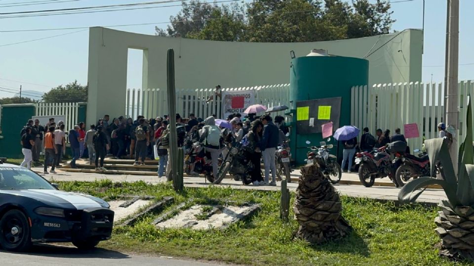 La protesta inició alrededor de las 8:00 de la mañana cuando un grupo de aproximadamente 200 estudiantes decidieron suspender sus actividades para salir a la calle y solicitar la presencia de las autoridades de seguridad pública.