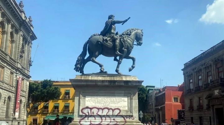 Vandalizan estatua "El Caballito" en Plaza Tolsá