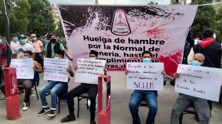 Alumnos de la Escuela Normal de Tenería inician huelga de hambre