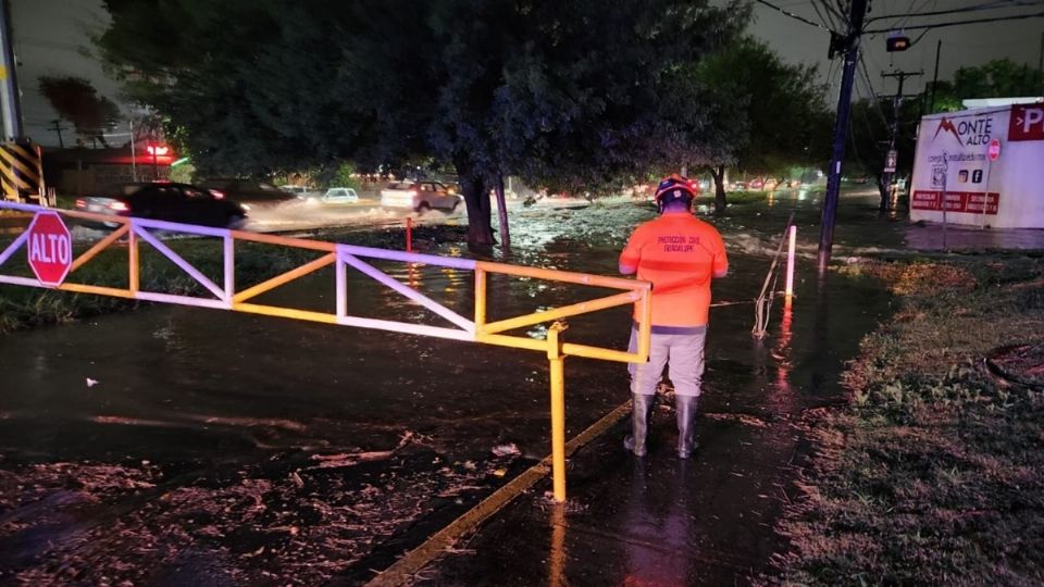 Las fuertes precipitaciones colapsaron las vialidades, los pasos a desnivel y los arroyos que cruzan la Ciudad.