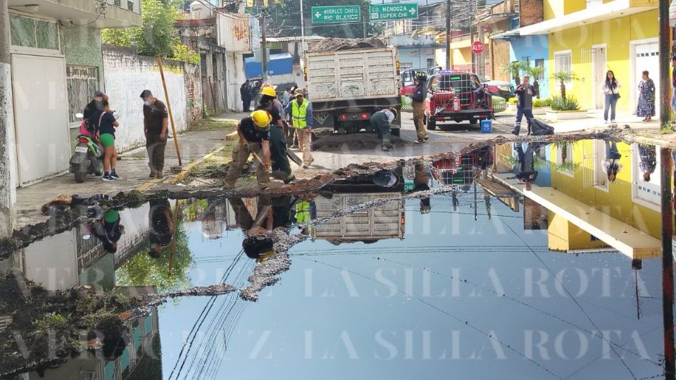 Vuelca tráiler con combustible en Nogales; suspenden clases y cierran vialidad