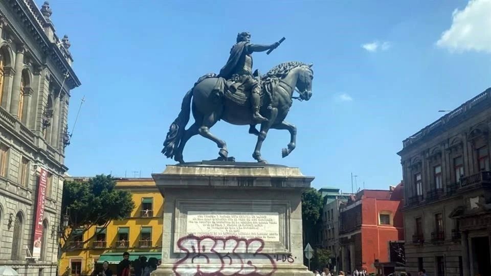 Vandalizan estatua 'El Caballito' en Plaza Tolsá