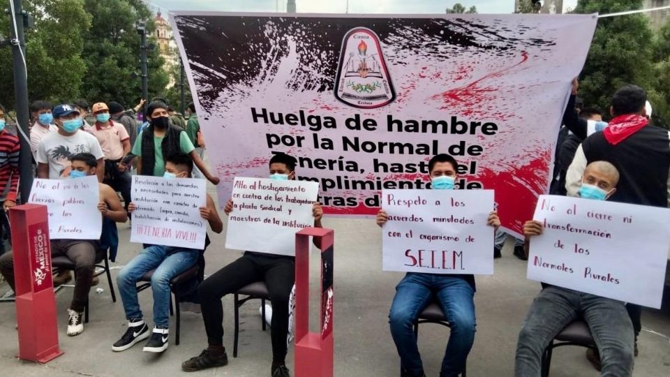 Alumnos de la Escuela Normal de Tenería inician huelga de hambre