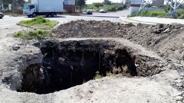 "Los coches caen en el socavón": vecinos de Ecatepec esperan solución tras un año