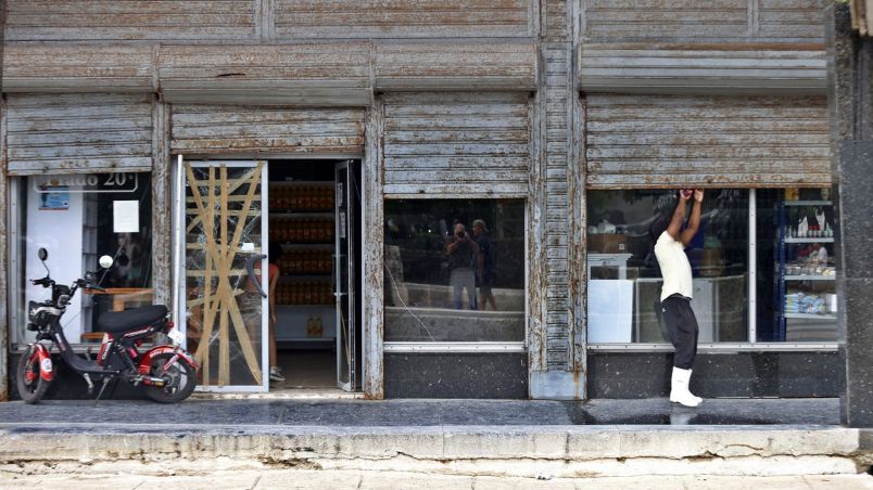 Un hombre cierra un local por la falta de electricidad este 18 de octubre, en La Habana (Cuba).