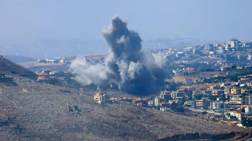 Columnas de humo se elevan tras un ataque aéreo israelí que tuvo como objetivo pueblos del sur del Líbano