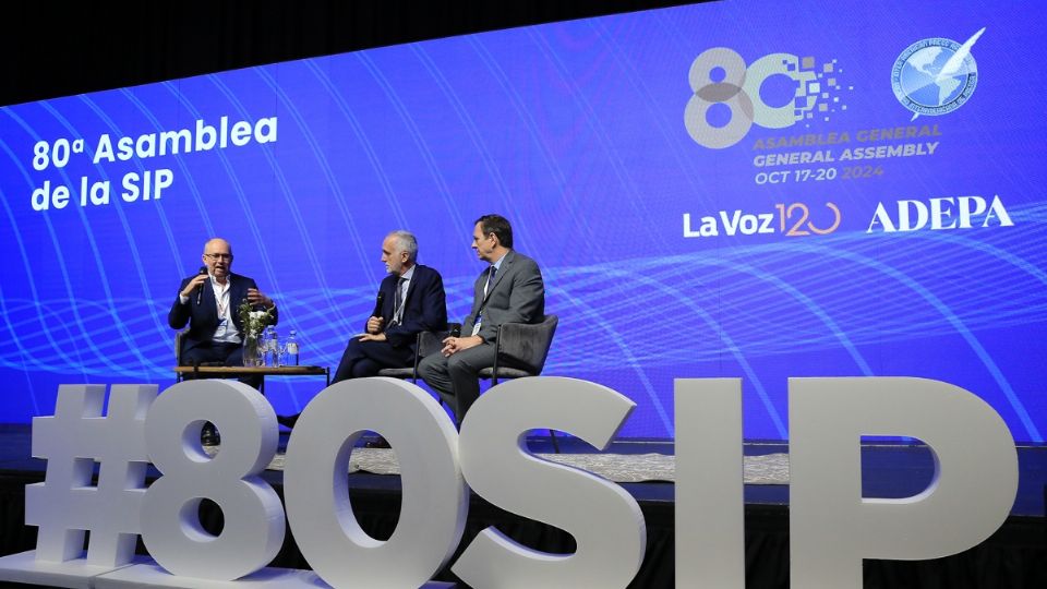 El periodista de La Prensa de Nicaragua, Fabián Medina (i) junto a el presidente de la Comisión de Libertad de Prensa de la SIP, Carlos Jornet (c), y el director ejecutivo de la SIP en Estados Unidos, Carlos Lauría, participan durante el foro 'Periodismo en el exilio: resiliencia y unidad para seguir informando' durante el segundo día de la 80 Asamblea de la Sociedad Interamericana de Prensa (SIP).