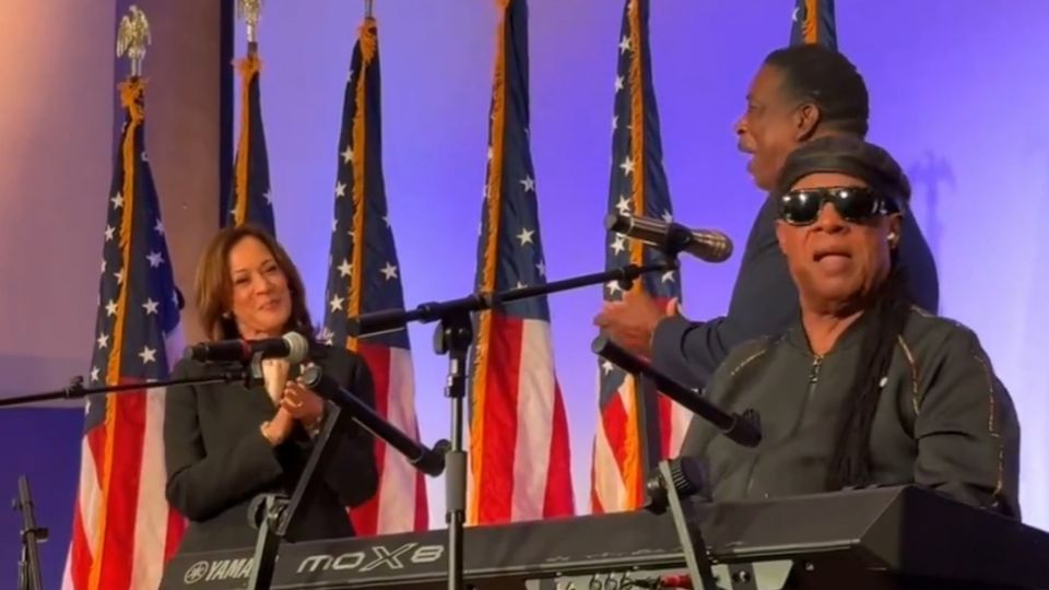 Fotografía tomada de la cuenta en X de la vicepresidenta de Estados Unidos y candidata demócrata a la Casa Blanca, Kamala Harris, del músico estadounidense Stevie Wonder (d) cantando cumpleaños feliz en una iglesia de Jonesboro, Georgia.