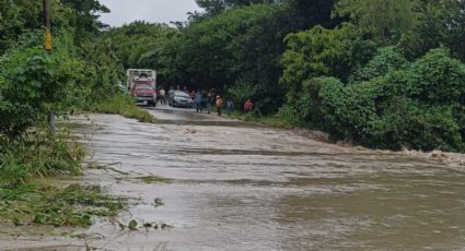 Por desbordamiento de río, cierran autopista Cosoleacaque - La Tinaja