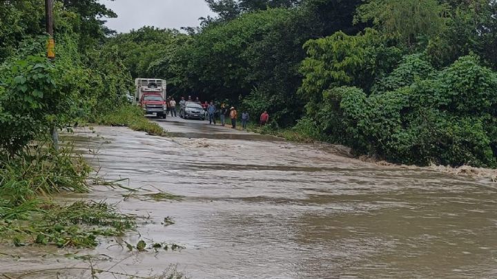 Por desbordamiento de río, cierran autopista Cosoleacaque - La Tinaja