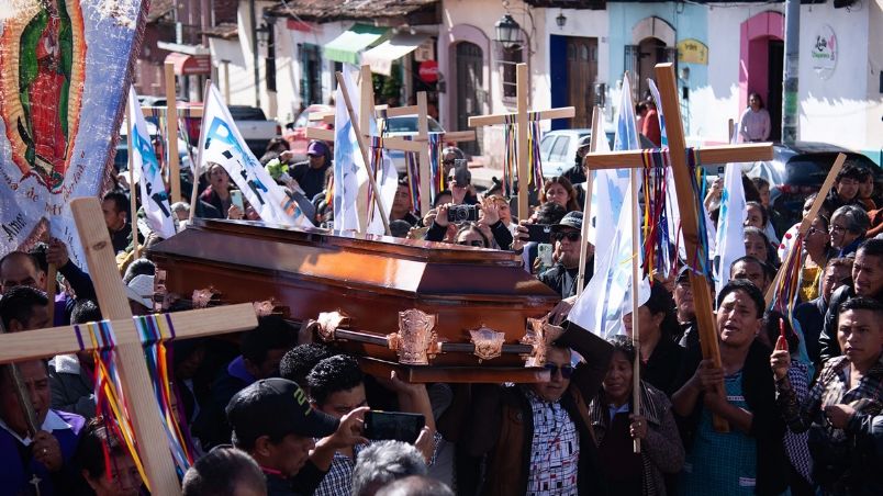 Personas asisten al funeral del sacerdote Marcelo Pérez Pérez