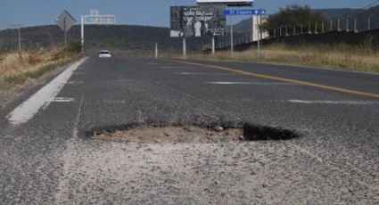 Baches gigantes truenan llantas en la carretera a Sierra de Lobos