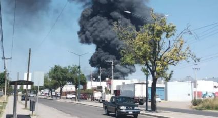 Así se vio desde varios puntos de León el incendio de una bodega cartonera