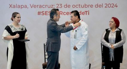 ¿Quién es el médico que recibió la medalla al Mérito Profesional en Veracruz?