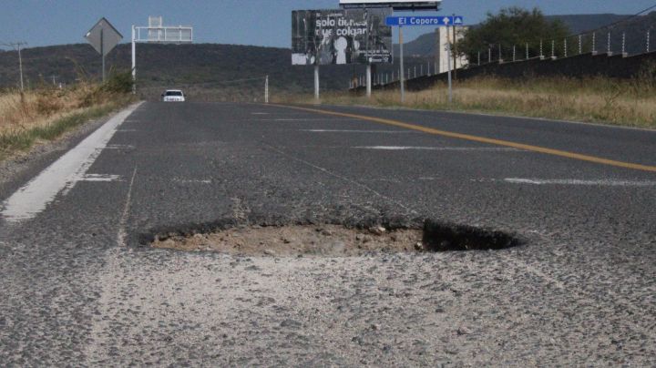 Baches gigantes truenan llantas en la carretera a Sierra de Lobos