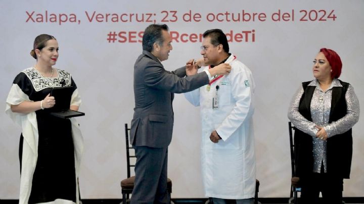 ¿Quién es el médico que recibió la medalla al Mérito Profesional en Veracruz?