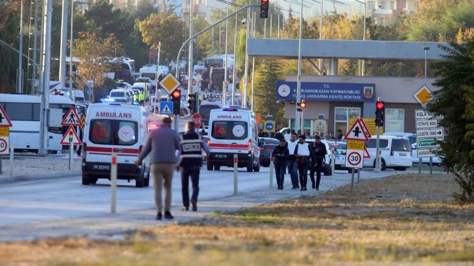 Las ambulancias llegan mientras la policía asegura la zona durante un ataque terrorista en la sede del Centro Turco Aveoespacial y de Aviación (TUSAS) en Ankara.