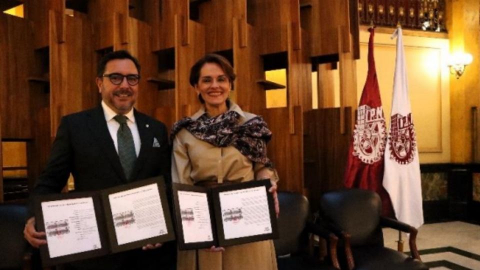 El director general del IPN, Arturo Reyes Sandoval, y la directora general del SEPOMEX, Violeta Abreu González