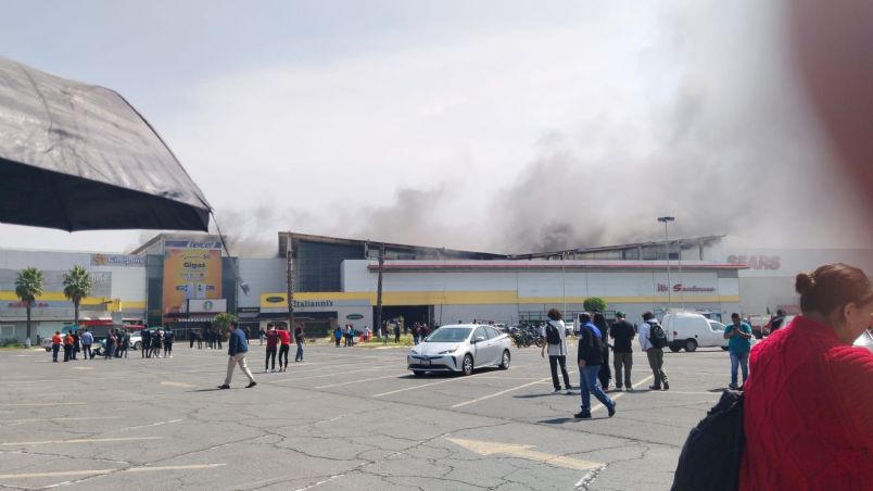 La zona permanece acordonada por elementos de seguridad pública de la localidad. La suspensión de actividades en plaza Las Américas se mantendrá hasta que se controle la emergencia y las autoridades determinen riesgos.