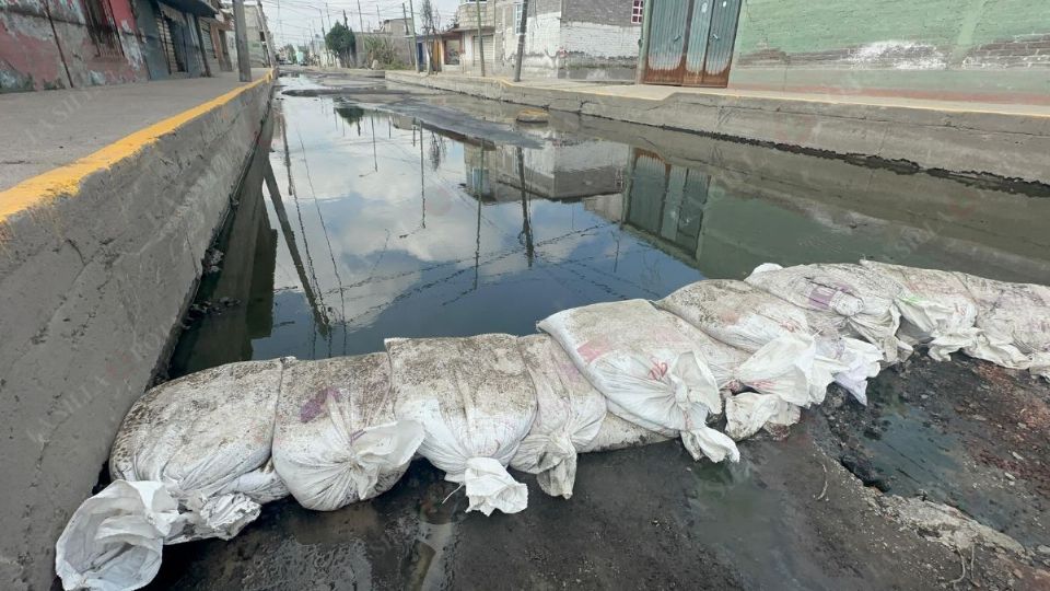 
Desde hace más de un mes, Joaquín vive rodeado de charcos de aguas negras y malos olores. Ante esta situación, él y su familia decidieron huir de la suciedad y las enfermedades gastrointestinales que se han propagado en la comunidad, optando por mudarse.