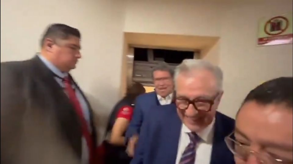 Rubén Rocha Moya y Ricardo Monreal, rescatados de elevador en la Cámara de Diputados