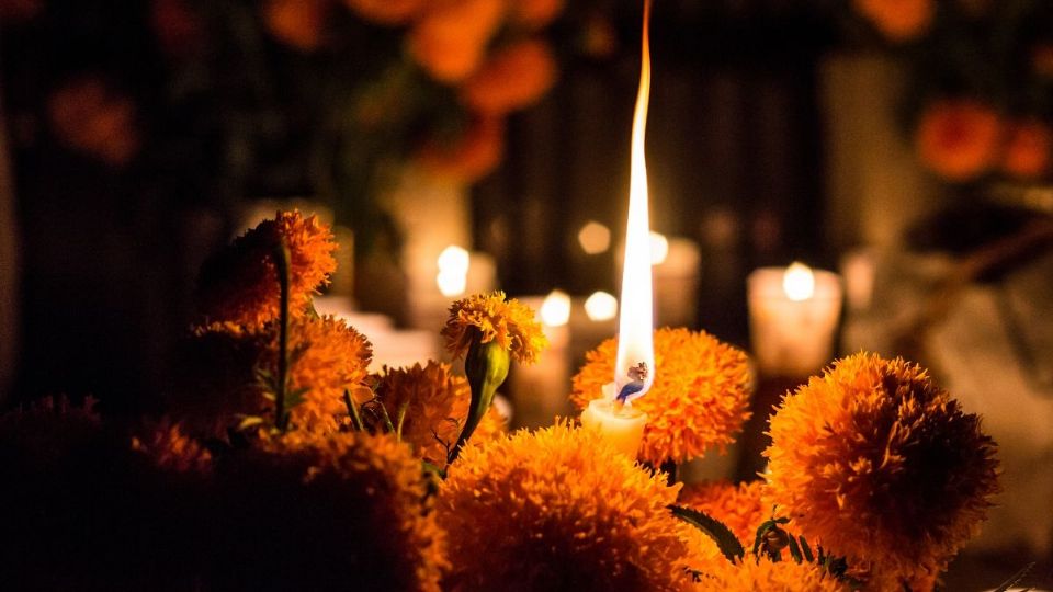 La flor de cempasúchil también está vinculada a una historia de amor entre dos niños que crecieron juntos desde su nacimiento: Xóchitl y Huitzilin.