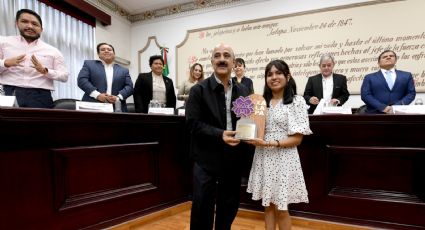 Ricardo Ahued reconoce a la mejor estudiante del mundo, joven de Papantla