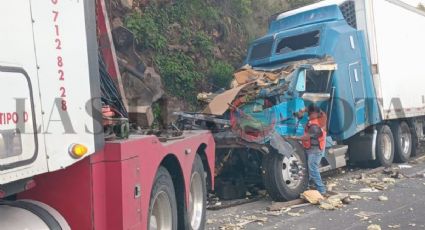 Choque de tráileres provoca caos en autopista de las Cumbres de Maltrata