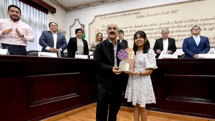 Ricardo Ahued reconoce a la mejor estudiante del mundo, joven de Papantla