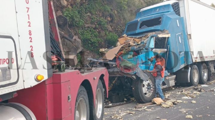 Choque de tráileres provoca caos en autopista de las Cumbres de Maltrata
