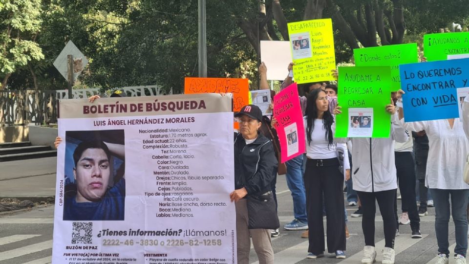 Marchan en Puebla familiares de Luis Ángel, estudiante desaparecido