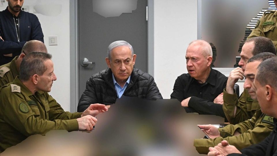 El primer ministro israelí, Benjamín Netanyahu, sigue de cerca los ataques a objetivos militares de Irán