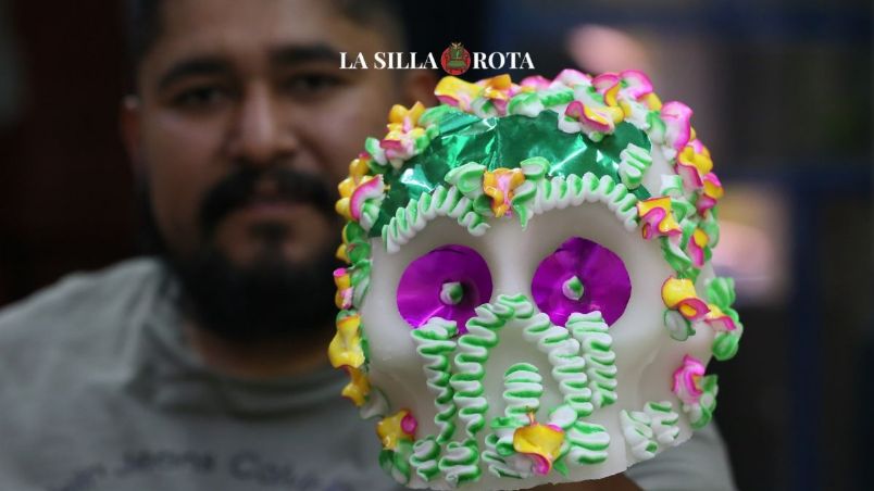 Las calaveras creadas en un pequeño taller de la colonia Valle Gómez llegan a mercados como el de La Merced, de donde se surten gran parte de la gente de la Ciudad de México, pero otra parte de la producción llega a la frontera norte e incluso a los Estados Unidos.