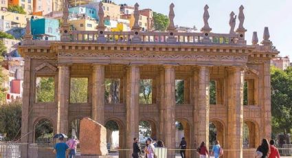 Sin grúas y sin máquinas, artista francés construye Teatro Juárez de cartón