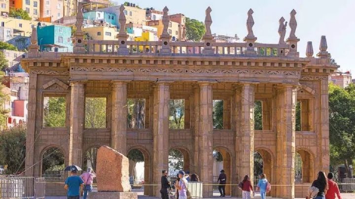 Artista francés construye Teatro Juárez de cartón en Guanajuato