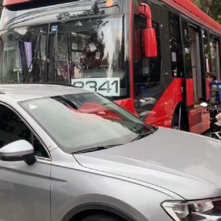 Camioneta choca al Metrobús en la Narvarte; hay 12 heridos