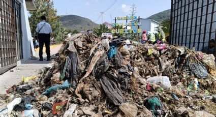 Pepenadores de El Huixmí vacían basura en Semarnath, por cierre de relleno sanitario