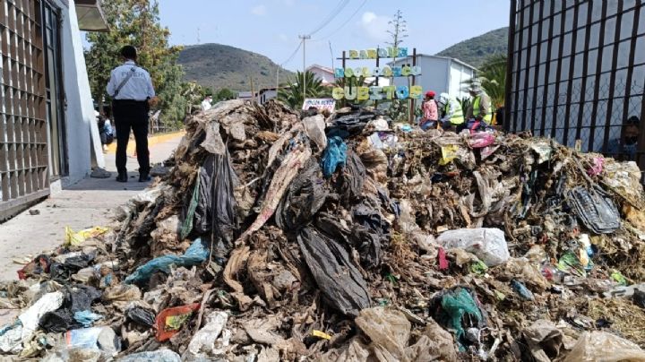 Pepenadores de El Huixmí vacían basura en Semarnath, por cierre de relleno sanitario