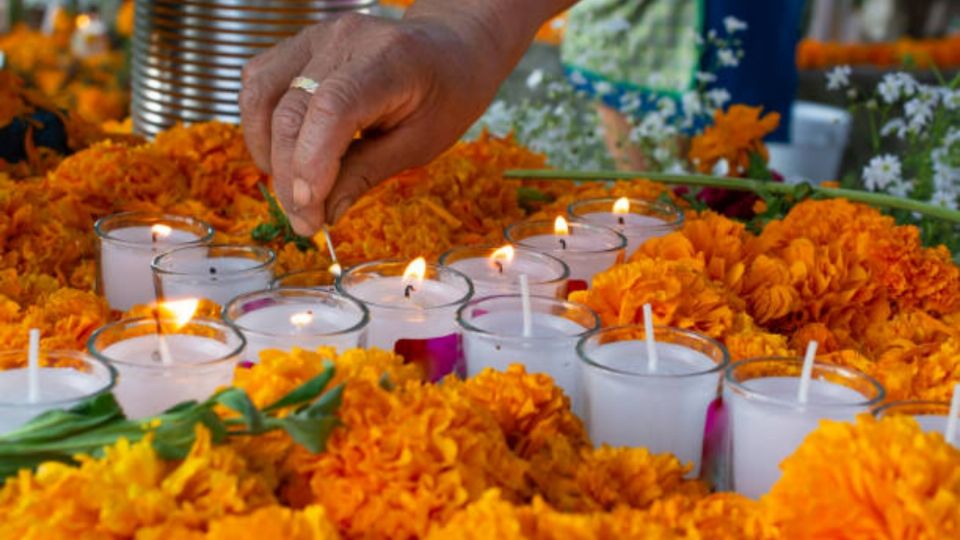 La ofrenda debe llevar elementos tradicionales y culinarios que dependen de la región y los gustos que tuvo en vida el o los difuntos