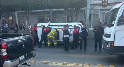 En León: Vuelca camioneta en López Mateos, cerca de la T1 del IMSS