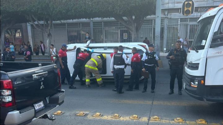 En León: Vuelca camioneta en López Mateos, cerca de la T1 del IMSS